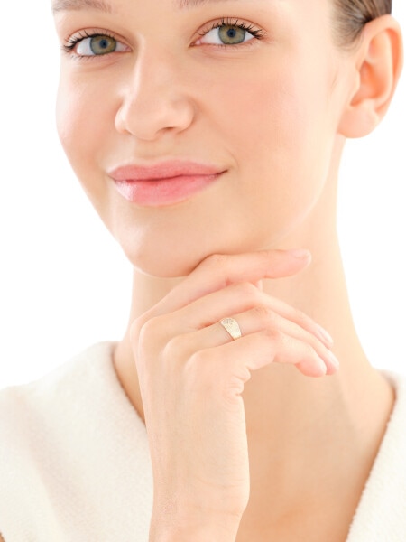 Złoty pierścionek z cyrkoniami