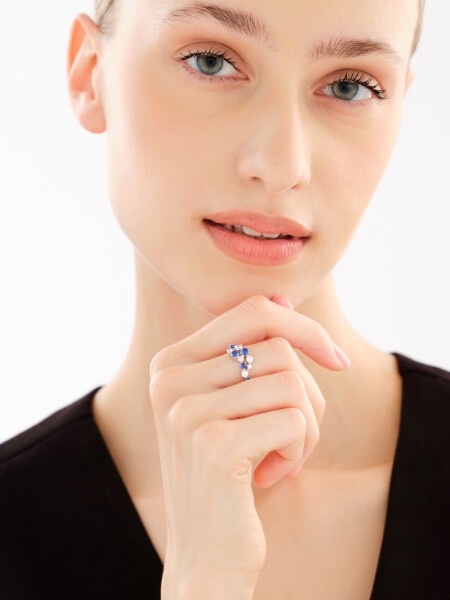 Stříbrný prsten se zirkony