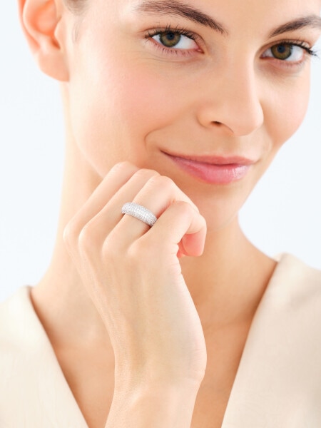 Stříbrný prsten se zirkony