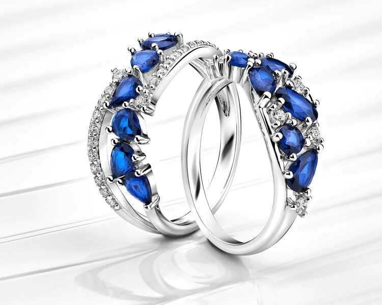 Stříbrný prsten se zirkony