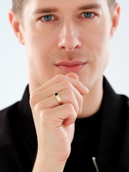 Złoty pierścionek z onyksem - sygnet