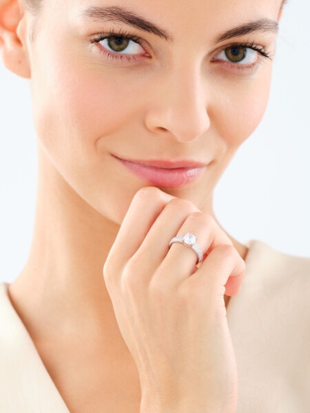 Stříbrný prsten se zirkony