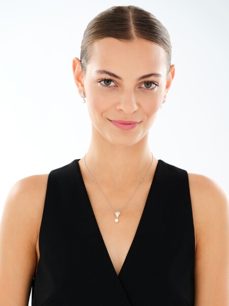 Stříbrný přívěsek s perlou a zirkony