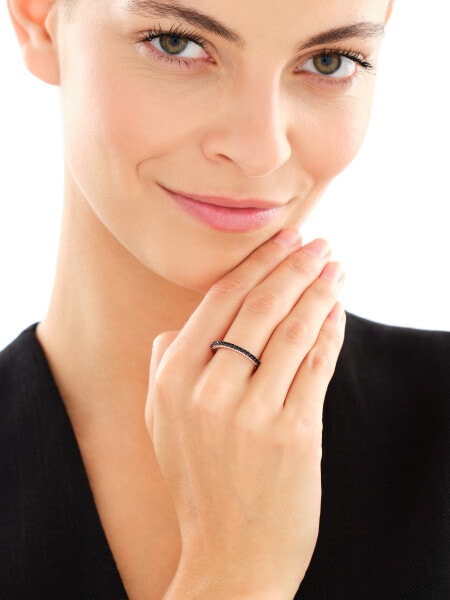 Stříbrný prsten se zirkony