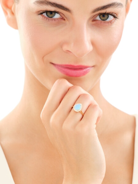 Złoty pierścionek z opalitem i cyrkoniami