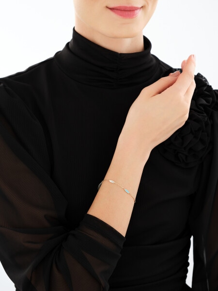 Zlatý náramek s perletí a syntetickými tyrkysy