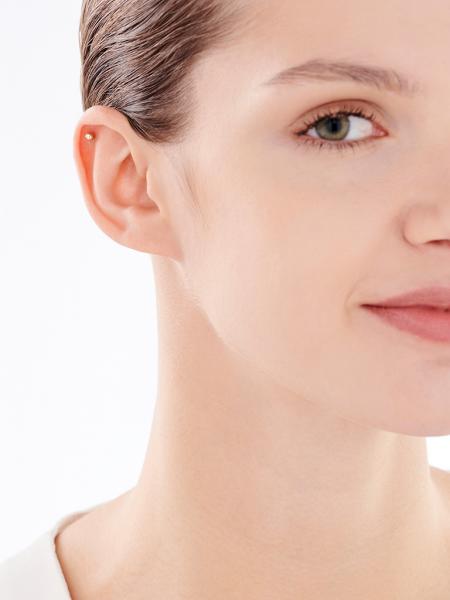 Pojedynczy złoty kolczyk do piercingu