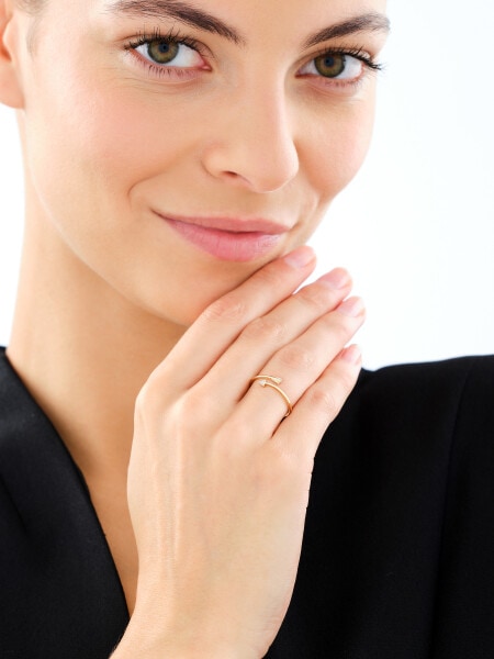 Pierścionek z żółtego złota z diamentem - strzała - 0,003 ct - próba 375