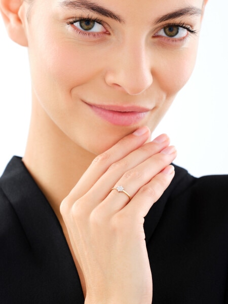 Pierścionek z żółtego złota z brylantami - 0,09 ct - próba 375