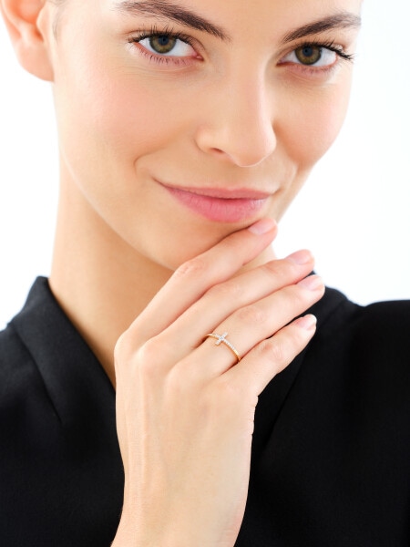 Pierścionek z żółtego złota z diamentem - krzyż - 0,003 ct - próba 375