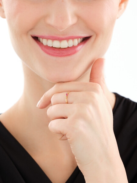 Złoty pierścionek z cyrkoniami