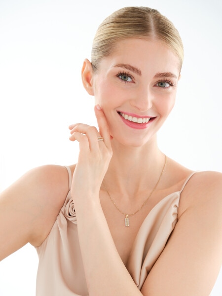 Złoty pierścionek z cyrkoniami