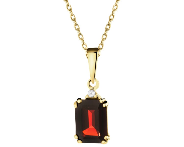 8 K Yellow Gold Pendant with Garnet