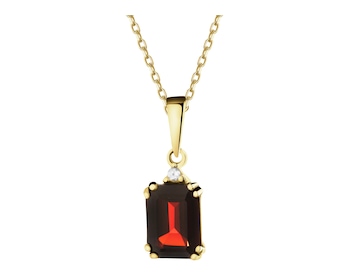 8 K Yellow Gold Pendant with Garnet