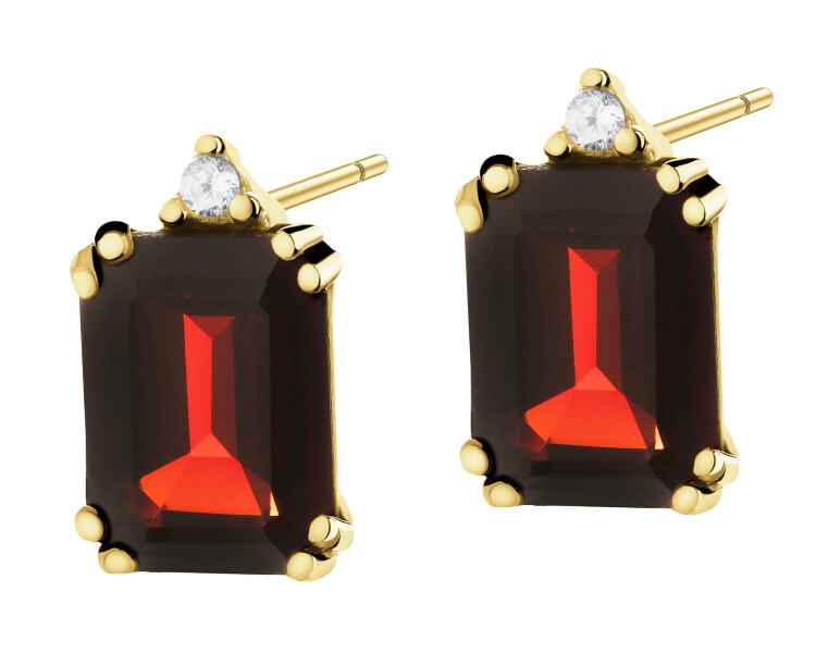 8 K Yellow Gold Earrings with Garnet
