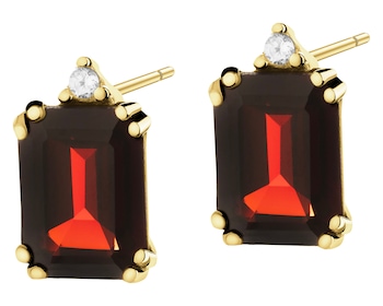 8 K Yellow Gold Earrings with Garnet