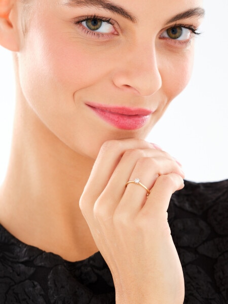 Pierścionek z żółtego złota z brylantem - 0,06 ct - próba 585