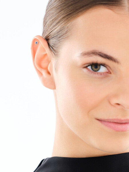 Pojedynczy srebrny kolczyk z emalią - gwiazda