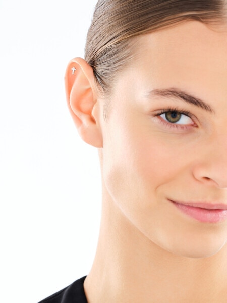 Pojedynczy srebrny kolczyk z cyrkoniami - krzyż