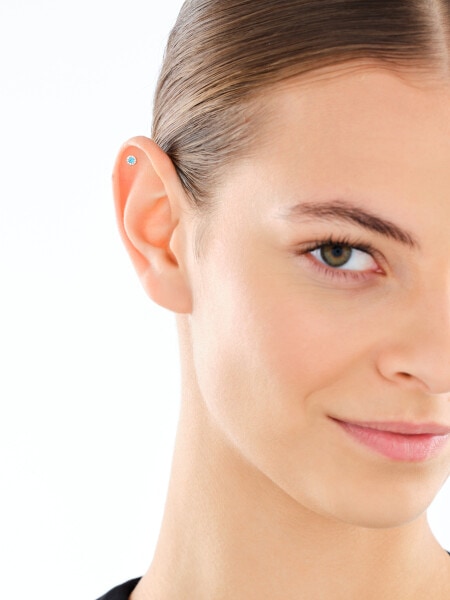 Pojedynczy srebrny kolczyk z cyrkoniami i szlifowanym szkłem