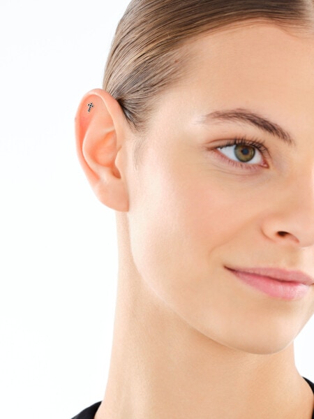 Pojedynczy srebrny kolczyk z cyrkoniami - krzyż