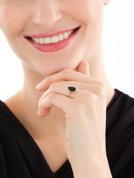 Złoty pierścionek z onyksem syntetycznym - łezka