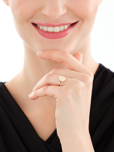 Złoty pierścionek z onyksem syntetycznym - łezka