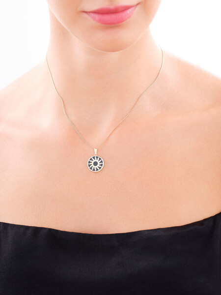 8 K Yellow Gold Pendant with Onyx