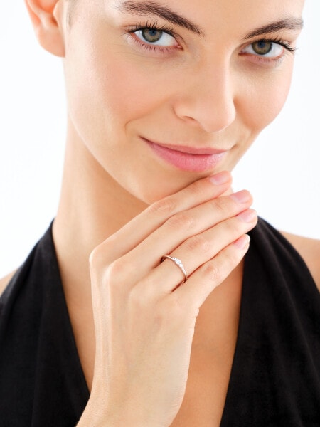 Stříbrný prsten se zirkony