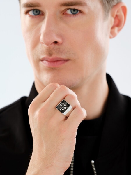 Stříbrný pečetní prsten se spinely