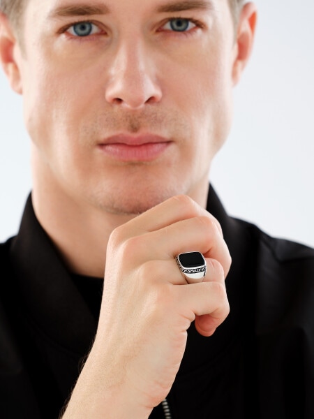 Stříbrný pečetní prsten s achátem a smaltem