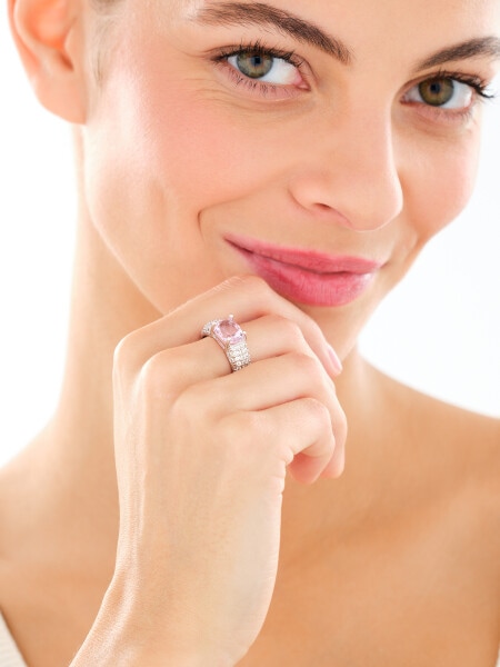 Pierścionek z mosiądzu rodowany z cyrkoniami i szklanym detalem