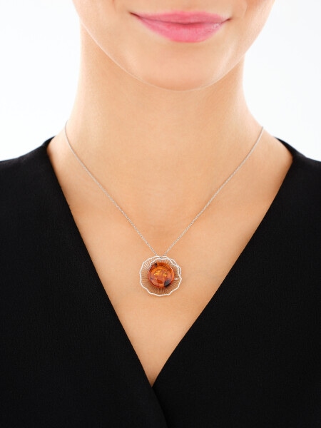 Stříbrný přívěsek s jantarem