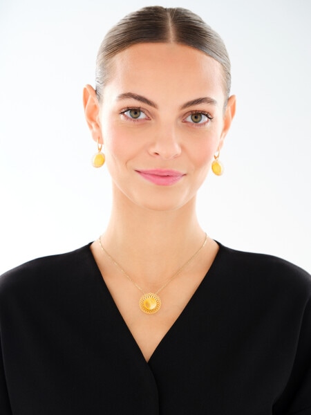 Pozlacený stříbrný přívěsek s jantarem - rozeta