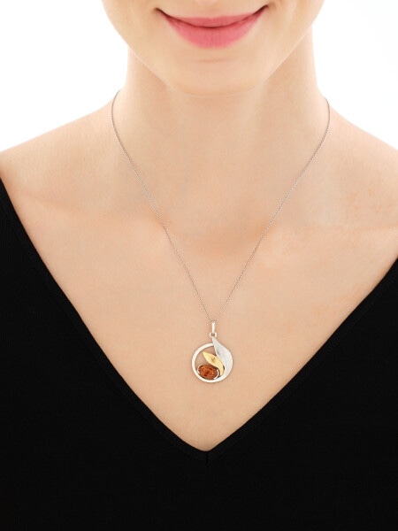 Stříbrný přívěsek s jantarem