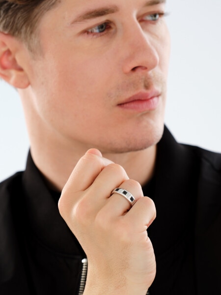 Obrączka srebrna ze spinelami syntetycznymi