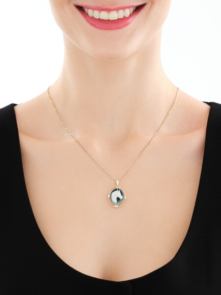 Zawieszka z żółtego złota z brylantami i agatem - kamea, koń - próba 585