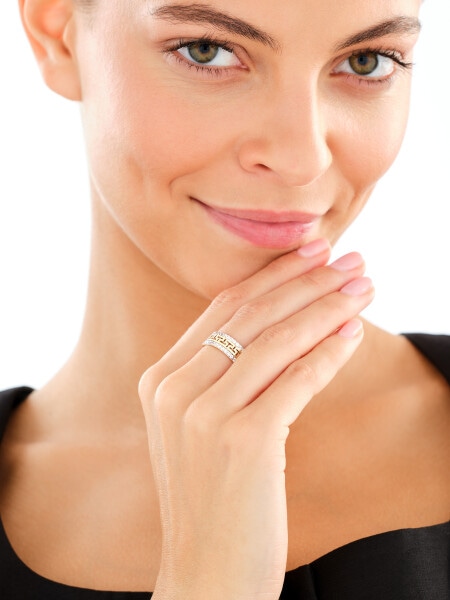 Złoty pierścionek z cyrkoniami