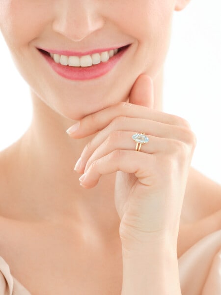 Złoty pierścionek z topazem i cyrkoniami