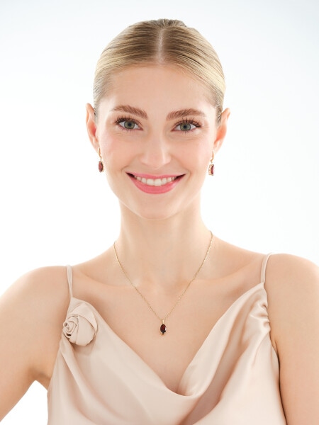 Złota zawieszka z granatem