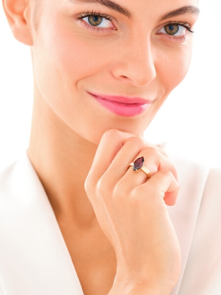 Złoty pierścionek z granatem