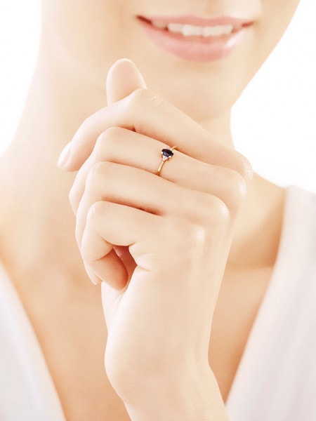 Pierścionek z żółtego złota z diamentami i szafirem - próba 585