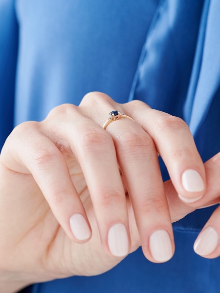 Pierścionek z żółtego złota z diamentami i szafirem - próba 585