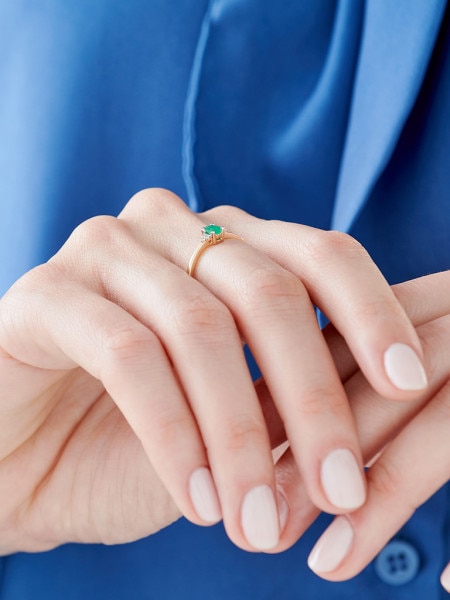 Pierścionek z żółtego złota z diamentami i szmaragdem - próba 585