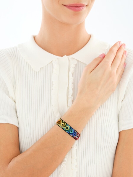 Bransoletka z elementami z mosiądzu pozłacanego i szklanymi koralikami