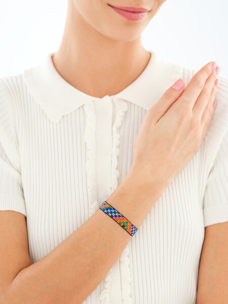 Bransoletka z elementami z mosiądzu pozłacanego i szklanymi koralikami