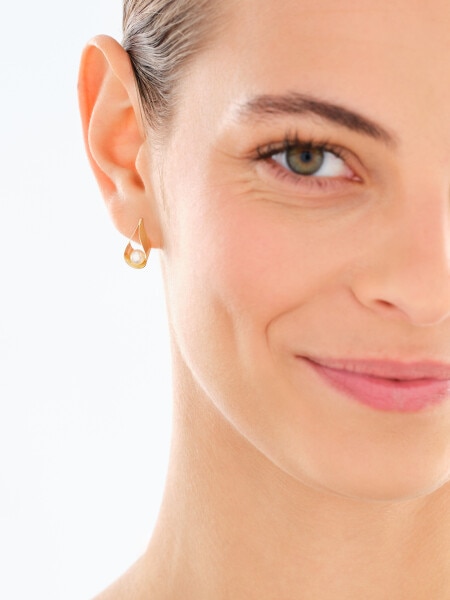 9 K Yellow Gold Earrings with Pearl