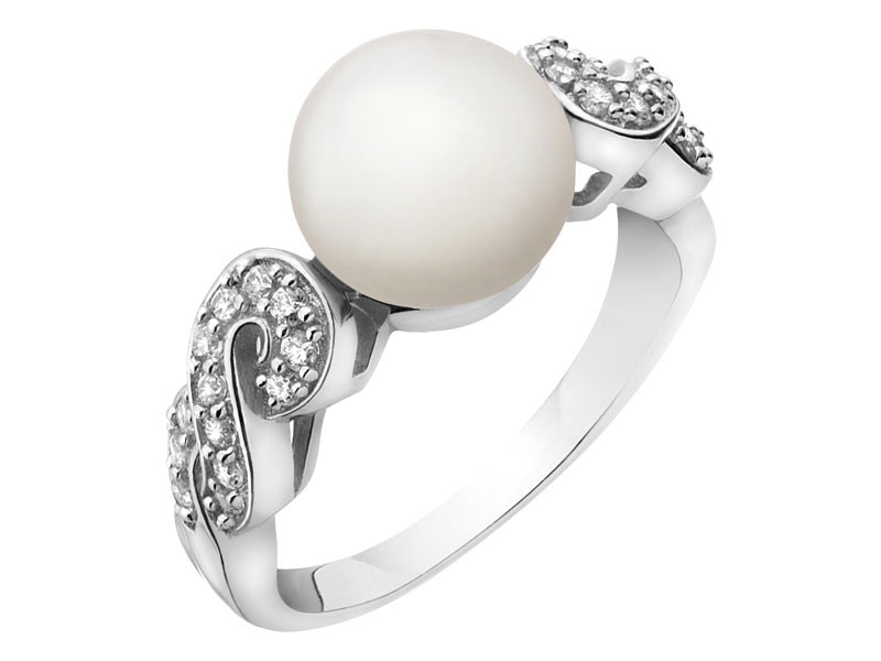 Ring with pearl and cubic zirconias
